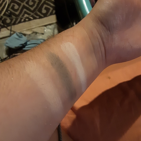 Essence the velvets - Picture 3 of 6